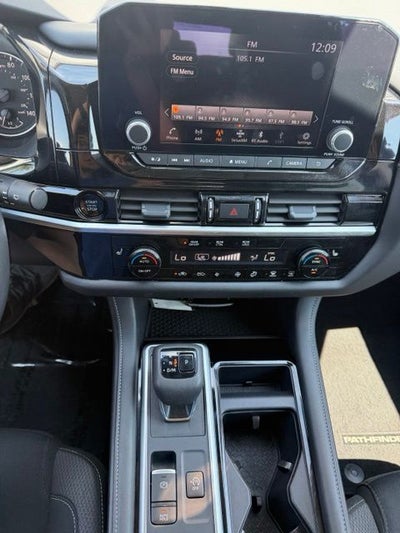 2025 Nissan Pathfinder SV